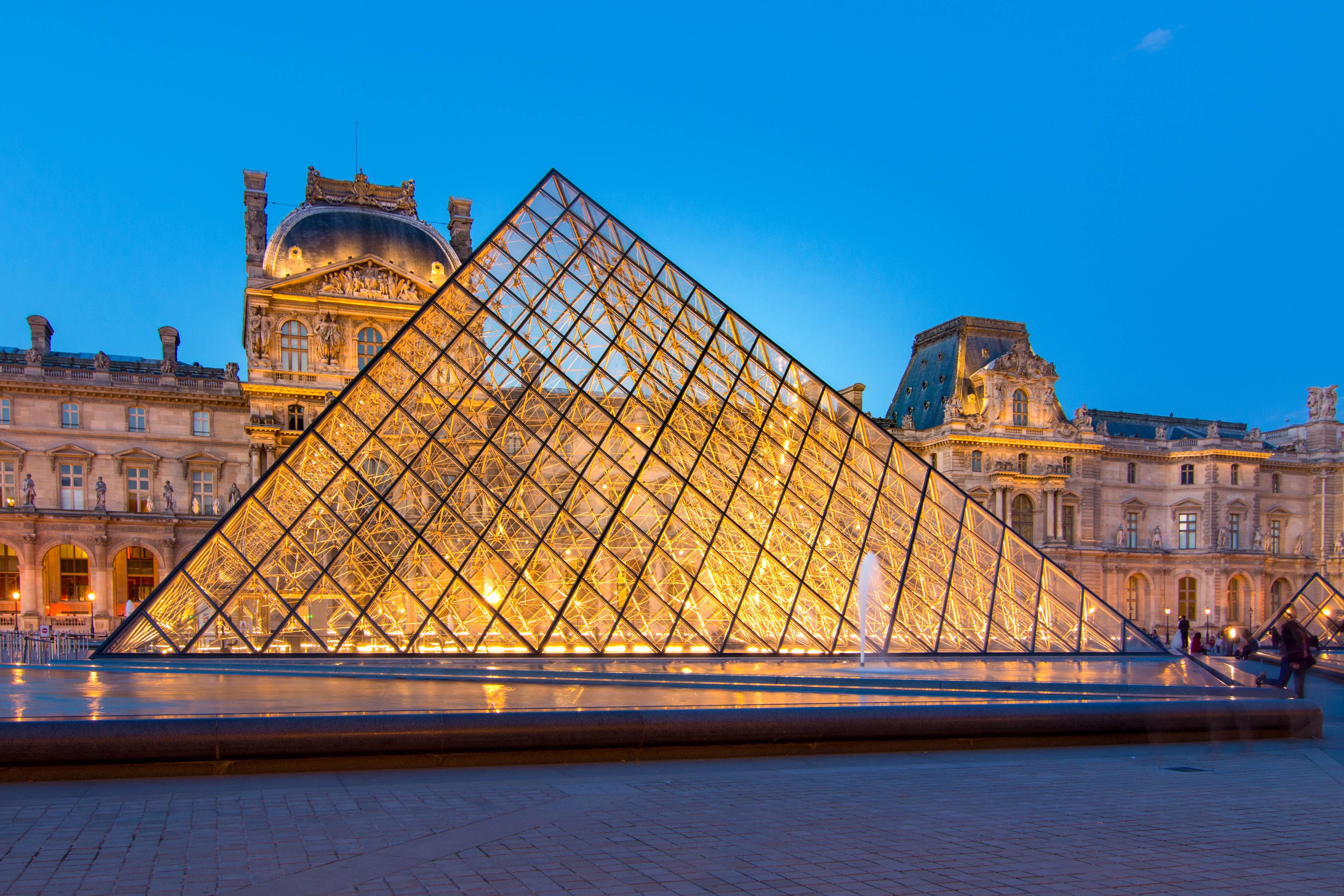Paryż- Piramida Louvre